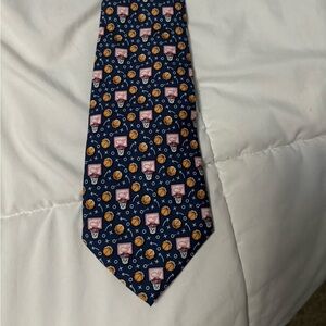 Boys Vineyard Vines Basketball tie.  Like new, worn once.